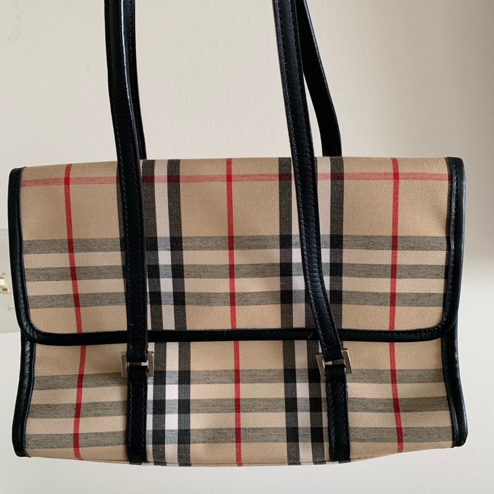 Burberry Handbag mini nova .